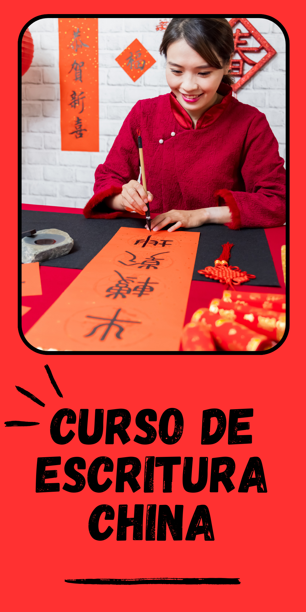 Una joven profesora china escribe caracteres tradicionales chinos y debajo un cartel que dice Curso de escritura china todos los niveles.